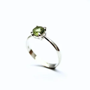 Peridot silverring med fasettslipad kristall