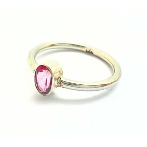 Topas rosa fasettslipad sten i silverring