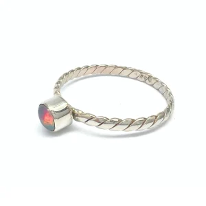 Opal med tvinnad silverring