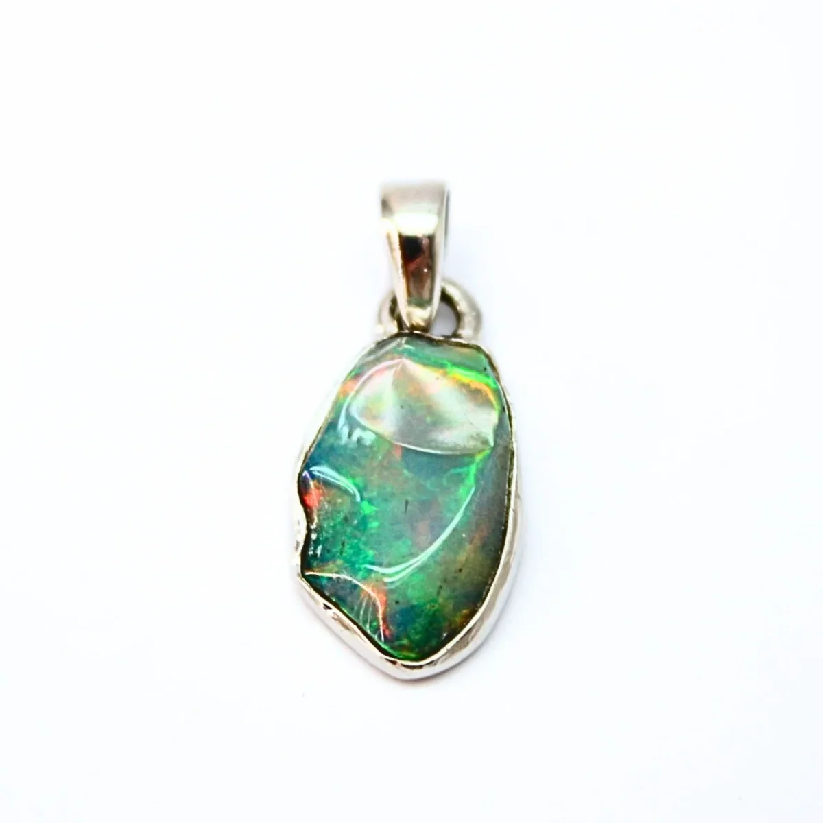 Opal naturlig form, infattad i silver