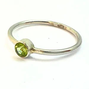 Peridot, rund sten i silverring